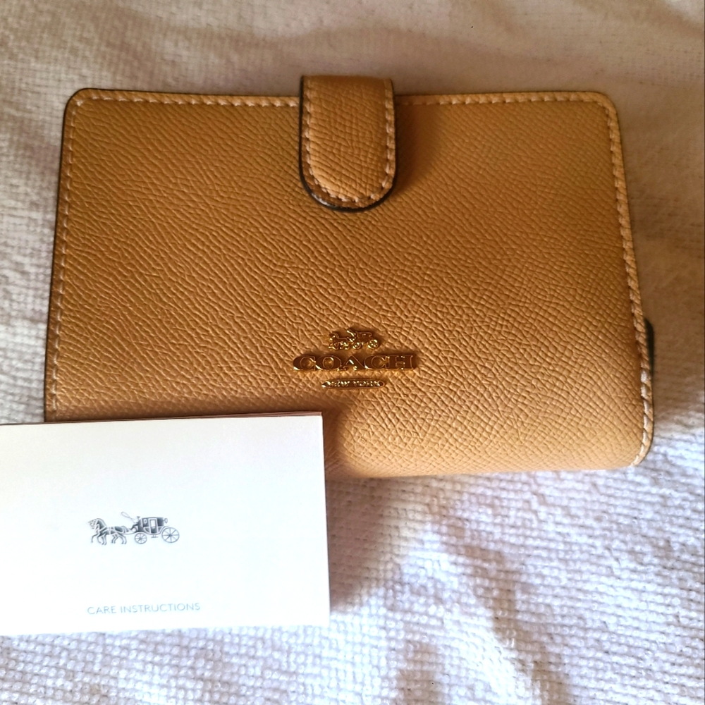 NWT COACH BEIGE WALLET.